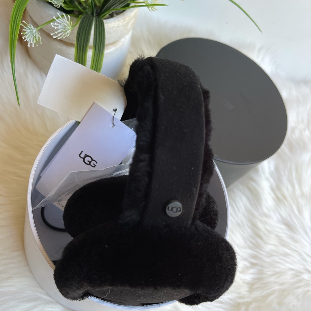 UGG🔴Earmuffs black (Bluetooth) new in box
